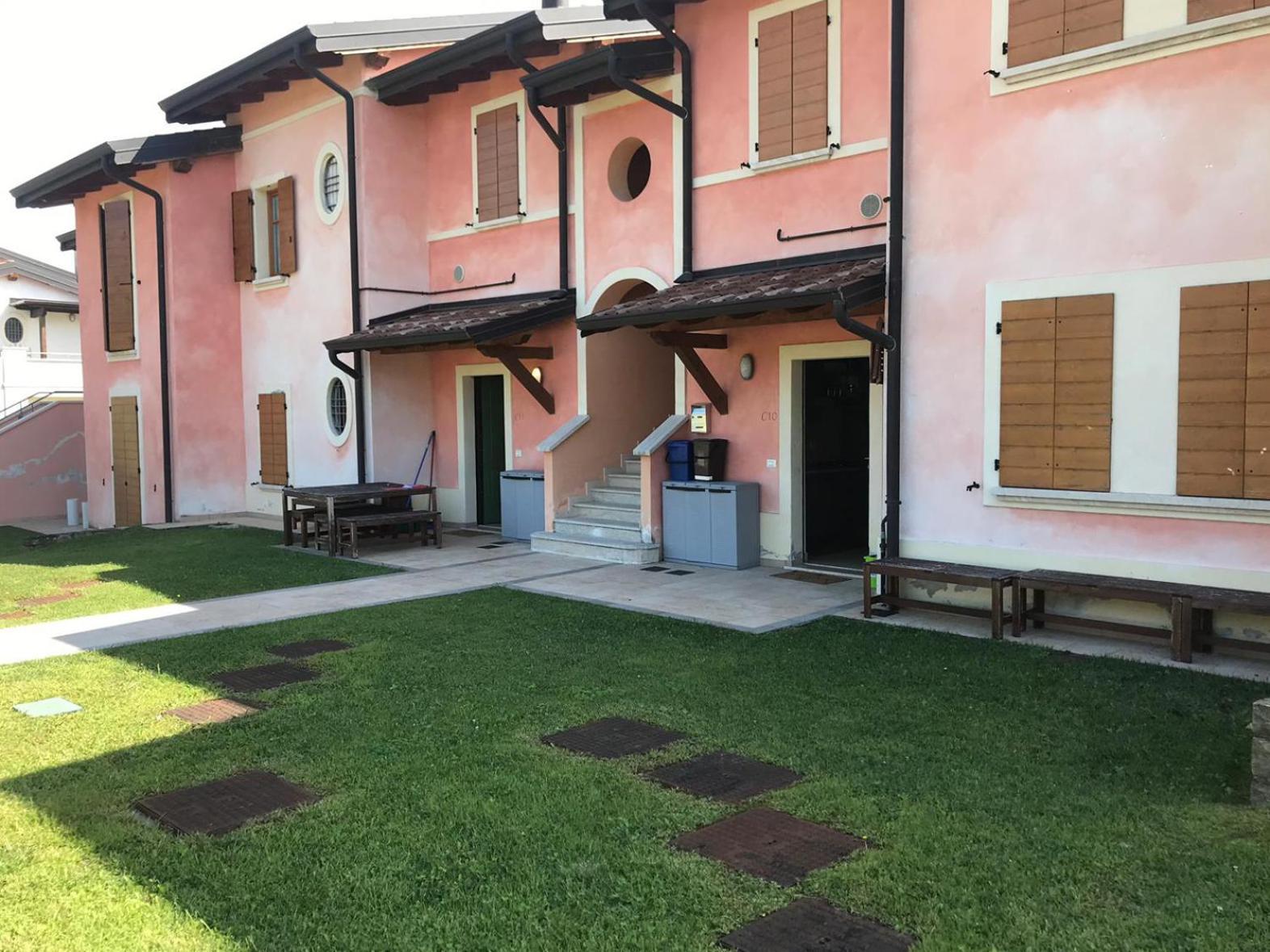The Flowers - Apartments With Private Garden In Residence With Pool Manerba del Garda Exteriör bild