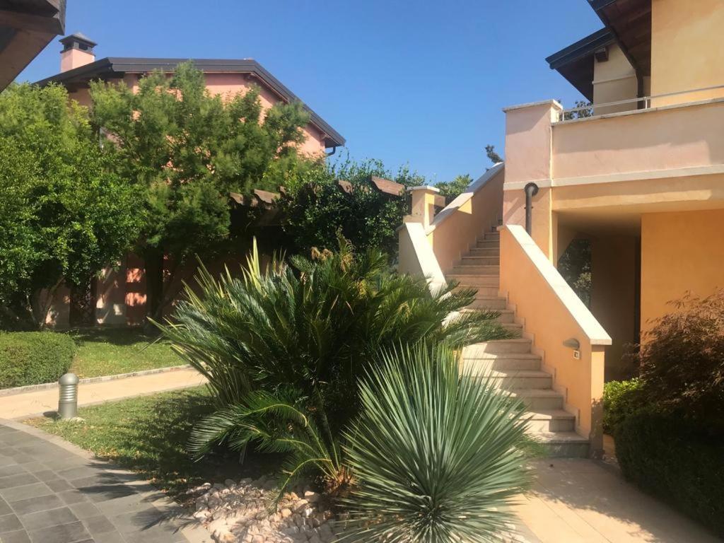 The Flowers - Apartments With Private Garden In Residence With Pool Manerba del Garda Exteriör bild